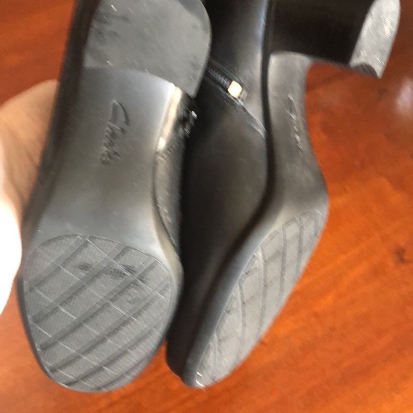 Clarks Black Leather Ankle Boot  Zip  Size 6.5 M  EUC Side Buckle Med Heel - Picture 15 of 16